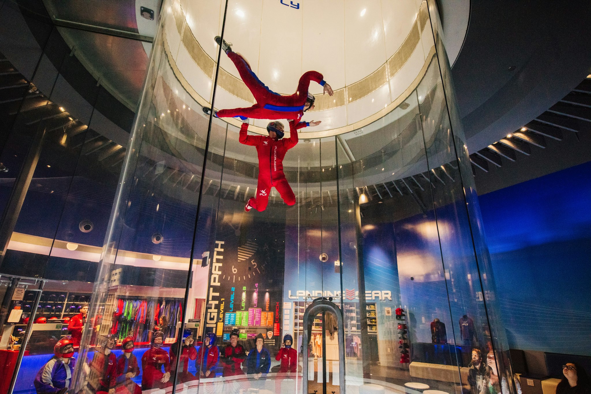 iFLY Indoor Skydiving in Atlanta - Beleef indoor skydiven in Atlanta met deskundige instructeurs, training en gepersonaliseerde certificaten voor vliegers van 3 tot 103 jaar. iFLY Indoor Skydiving in Atlanta - Afbeelding 2 van 5