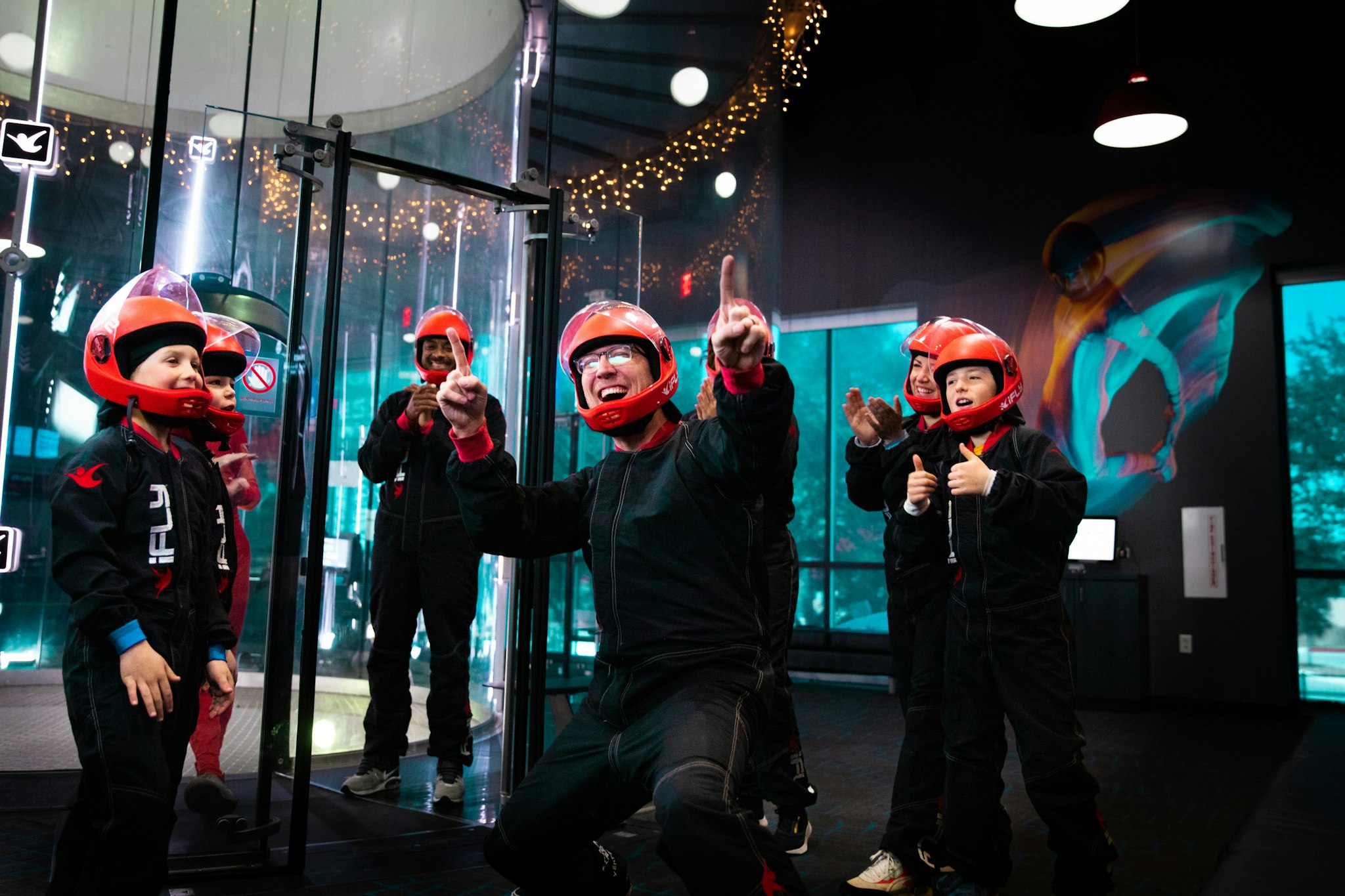 iFLY Indoor Skydiving in Atlanta - Beleef indoor skydiven in Atlanta met deskundige instructeurs, training en gepersonaliseerde certificaten voor vliegers van 3 tot 103 jaar. iFLY Indoor Skydiving in Atlanta - Afbeelding 3 van 5