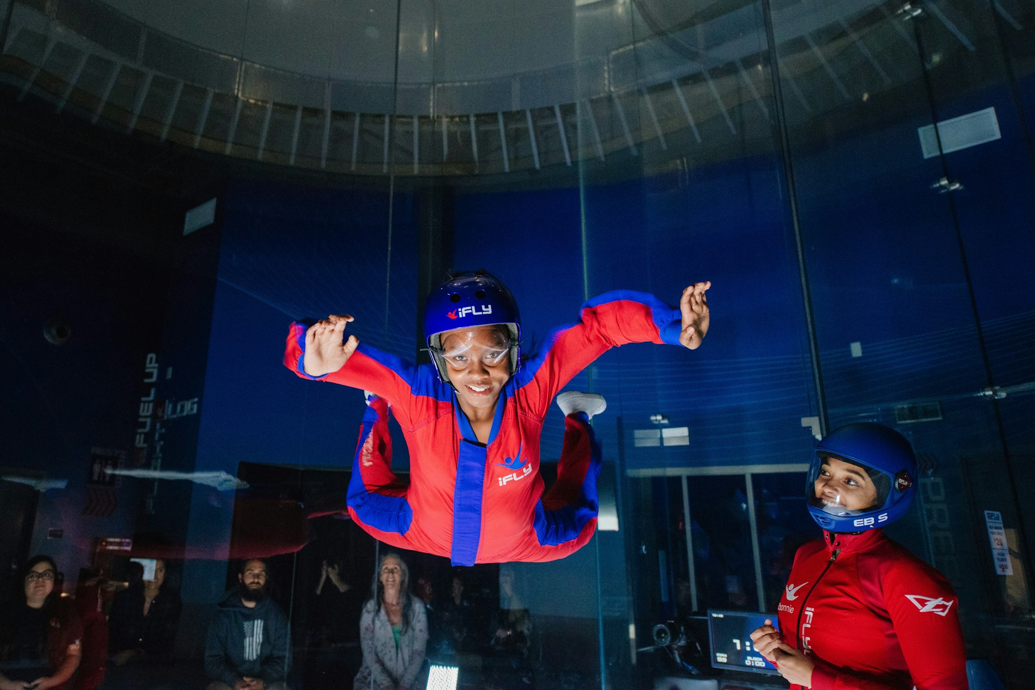 iFLY Indoor Skydiving in Atlanta - Beleef indoor skydiven in Atlanta met deskundige instructeurs, training en gepersonaliseerde certificaten voor vliegers van 3 tot 103 jaar. iFLY Indoor Skydiving in Atlanta - Afbeelding 4 van 5
