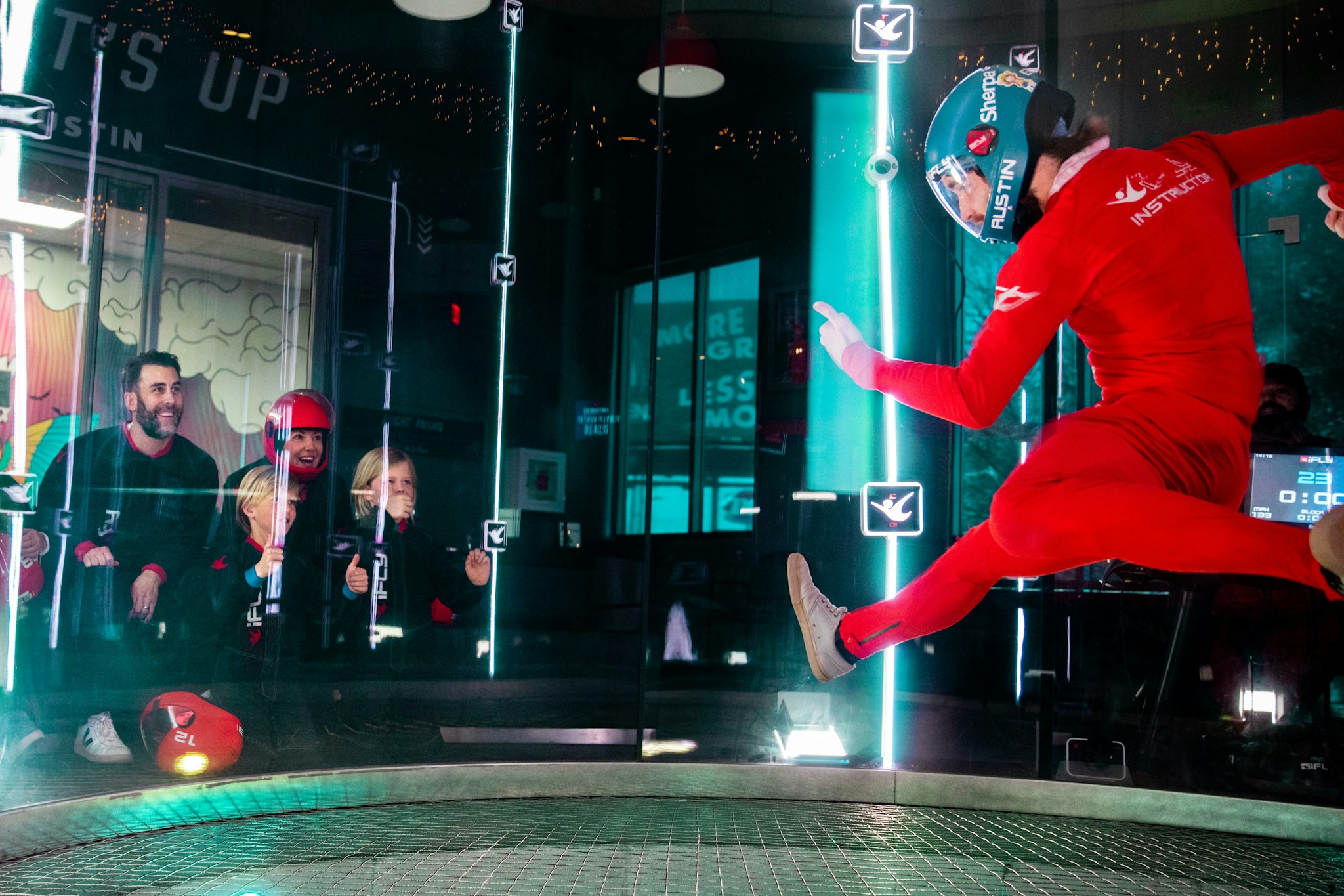 iFLY Indoor Skydiving in Atlanta - Beleef indoor skydiven in Atlanta met deskundige instructeurs, training en gepersonaliseerde certificaten voor vliegers van 3 tot 103 jaar. iFLY Indoor Skydiving in Atlanta - Afbeelding 5 van 5