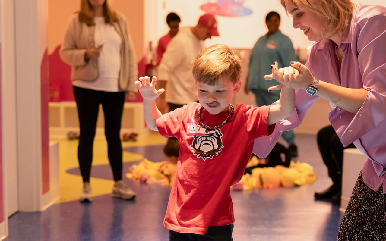 Sloomoo Institute - Atlanta - Ontdek slijm en kinetisch zand bij Sloomoo Institute Atlanta. Maak je eigen slijm en geniet van gloeien-in-het-donker tentoonstellingen in een gezinsvriendelijke omgeving. Sloomoo Institute - Atlanta - Afbeelding 1 van 5