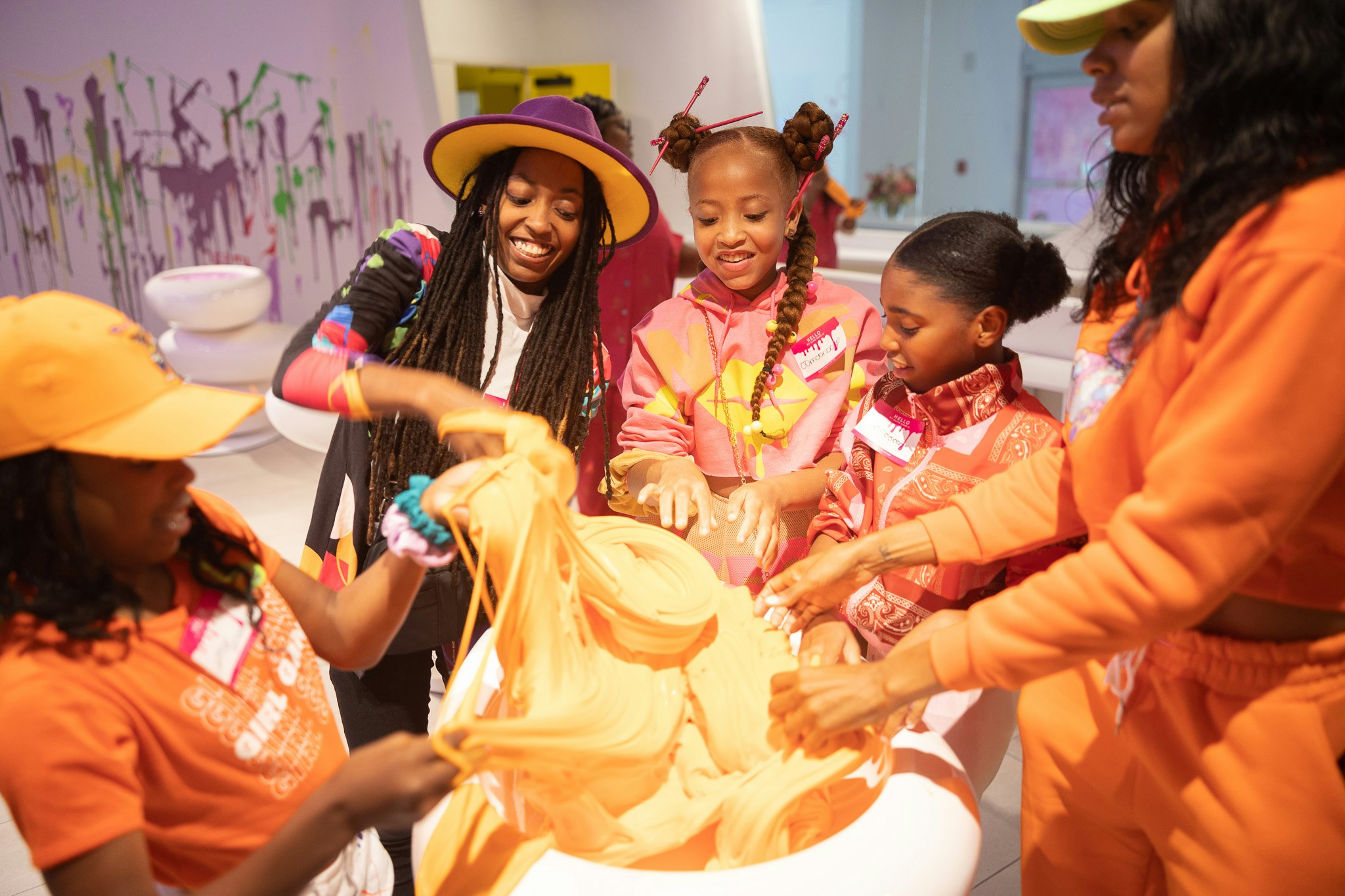 Sloomoo Institute - Atlanta - Ontdek slijm en kinetisch zand bij Sloomoo Institute Atlanta. Maak je eigen slijm en geniet van gloeien-in-het-donker tentoonstellingen in een gezinsvriendelijke omgeving. Sloomoo Institute - Atlanta - Afbeelding 3 van 5