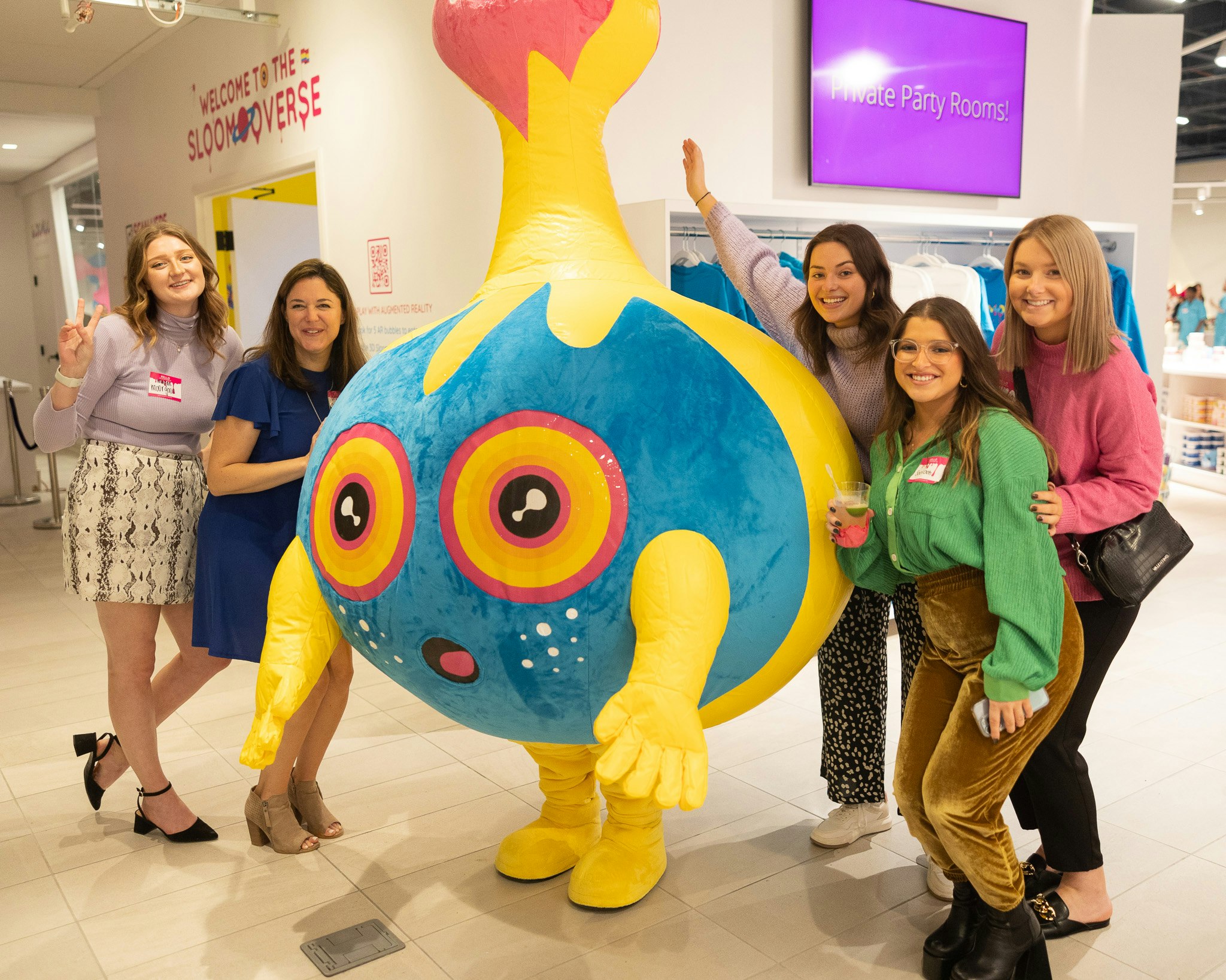 Sloomoo Institute - Atlanta - Ontdek slijm en kinetisch zand bij Sloomoo Institute Atlanta. Maak je eigen slijm en geniet van gloeien-in-het-donker tentoonstellingen in een gezinsvriendelijke omgeving. Sloomoo Institute - Atlanta - Afbeelding 4 van 5