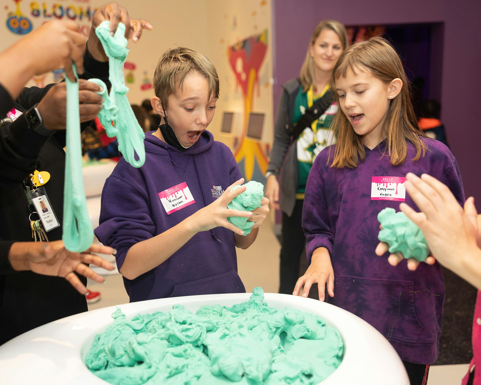 Sloomoo Institute - Atlanta - Ontdek slijm en kinetisch zand bij Sloomoo Institute Atlanta. Maak je eigen slijm en geniet van gloeien-in-het-donker tentoonstellingen in een gezinsvriendelijke omgeving. Sloomoo Institute - Atlanta - Afbeelding 5 van 5