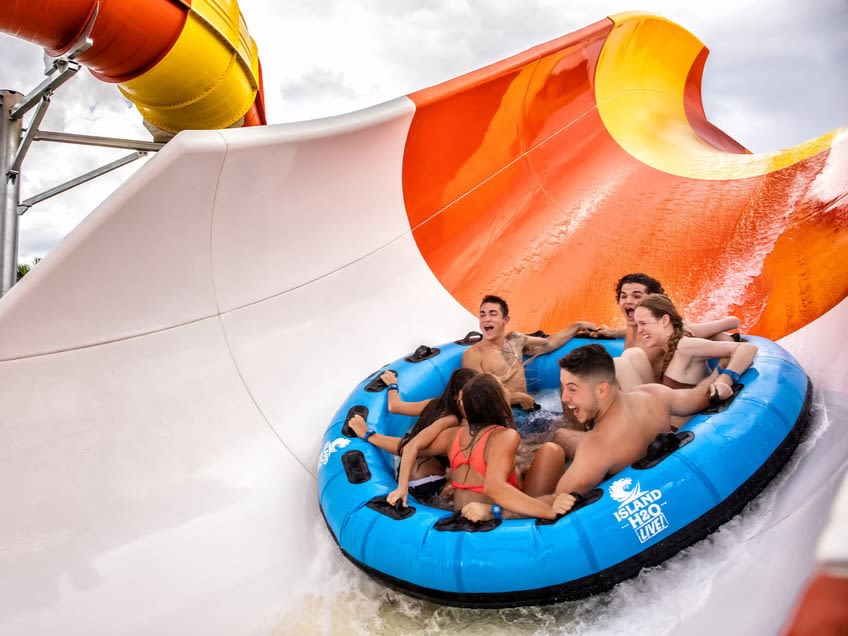 Island H2O Water Park - Genießen Sie über 20 Wasserfahrten und Attraktionen im Island H2O Water Park in Bay Lake. Entspannen Sie sich oder erleben Sie Nervenkitzel in einer familienfreundlichen Umgebung mit gastronomischer Versorgung vor Ort. Island H2O Water Park - Bild 2 von 5