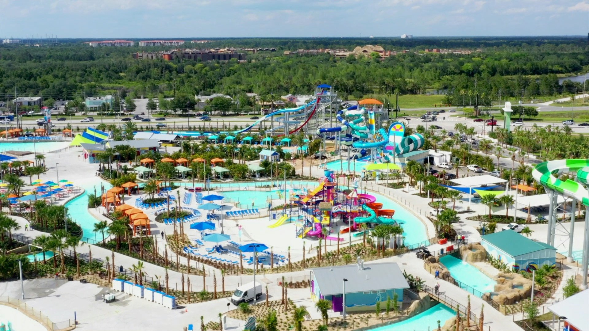 Island H2O Water Park - Genießen Sie über 20 Wasserfahrten und Attraktionen im Island H2O Water Park in Bay Lake. Entspannen Sie sich oder erleben Sie Nervenkitzel in einer familienfreundlichen Umgebung mit gastronomischer Versorgung vor Ort. Island H2O Water Park - Bild 1 von 5