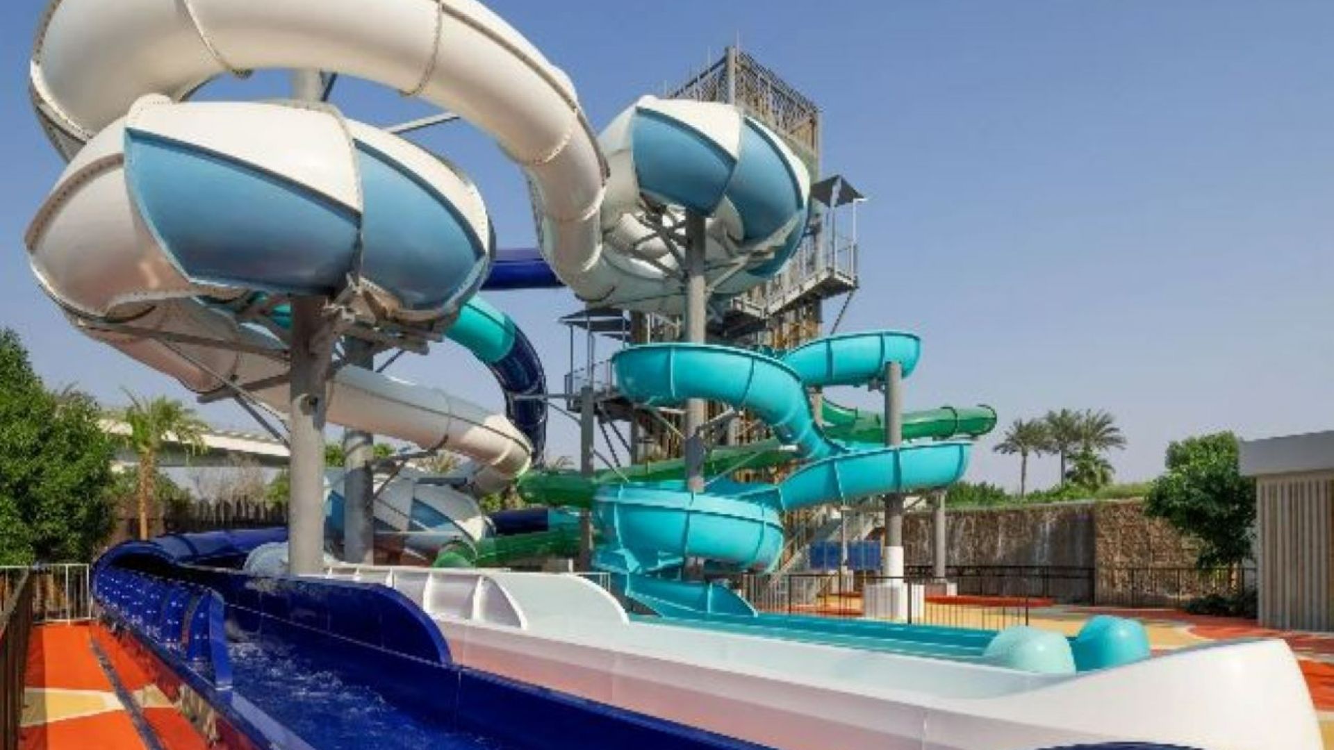 Grand Hyatt Dubai Waterpark Dagpas - Geniet van 16 attracties, waaronder de eerste FlowRider® van het Midden-Oosten in Grand Hyatt Dubai Waterpark. Fun zones en zwembaden voor gezinnen en liefhebbers van sensatie wachten op u. Grand Hyatt Dubai Waterpark Dagpas - Afbeelding 1 van 5