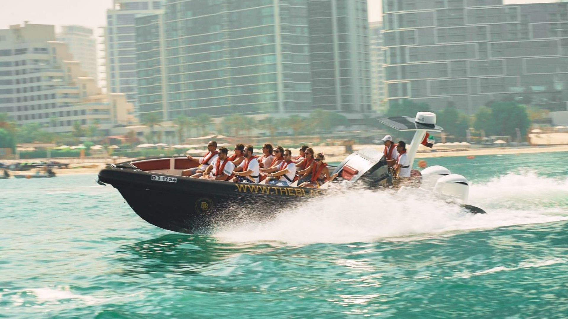 De Zwarte Boten: 60 Minuten Atlantis Tour - Geniet van een speedboottocht van 60 minuten vanuit Dubai Marina met uitzicht op Atlantis, Ain Dubai en meer, inclusief deskundige commentaar van de bemanning. De Zwarte Boten: 60 Minuten Atlantis Tour - Afbeelding 1 van 5