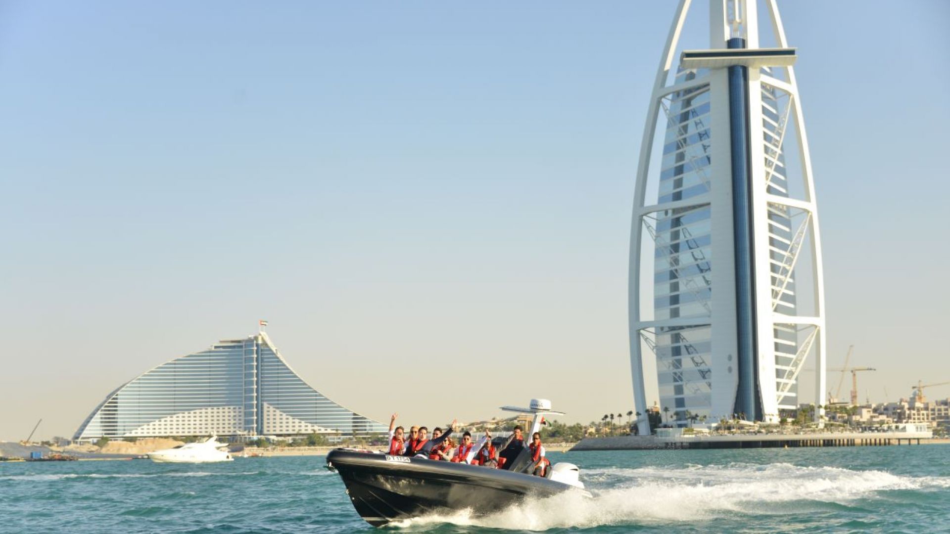 De Zwarte Boten: 60 Minuten Atlantis Tour - Geniet van een speedboottocht van 60 minuten vanuit Dubai Marina met uitzicht op Atlantis, Ain Dubai en meer, inclusief deskundige commentaar van de bemanning. De Zwarte Boten: 60 Minuten Atlantis Tour - Afbeelding 3 van 5