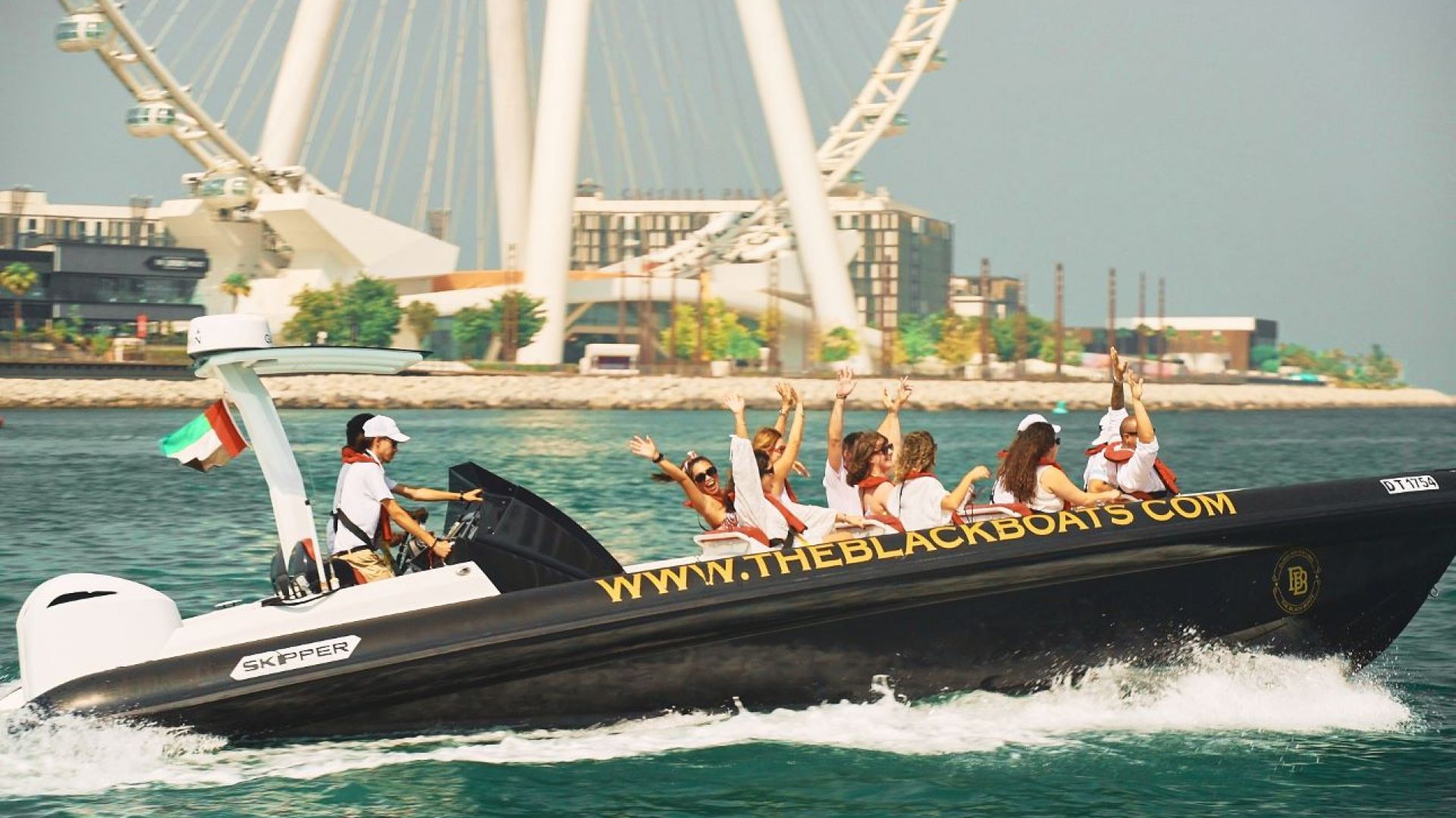 De Zwarte Boten: 60 Minuten Atlantis Tour - Geniet van een speedboottocht van 60 minuten vanuit Dubai Marina met uitzicht op Atlantis, Ain Dubai en meer, inclusief deskundige commentaar van de bemanning. De Zwarte Boten: 60 Minuten Atlantis Tour - Afbeelding 4 van 5