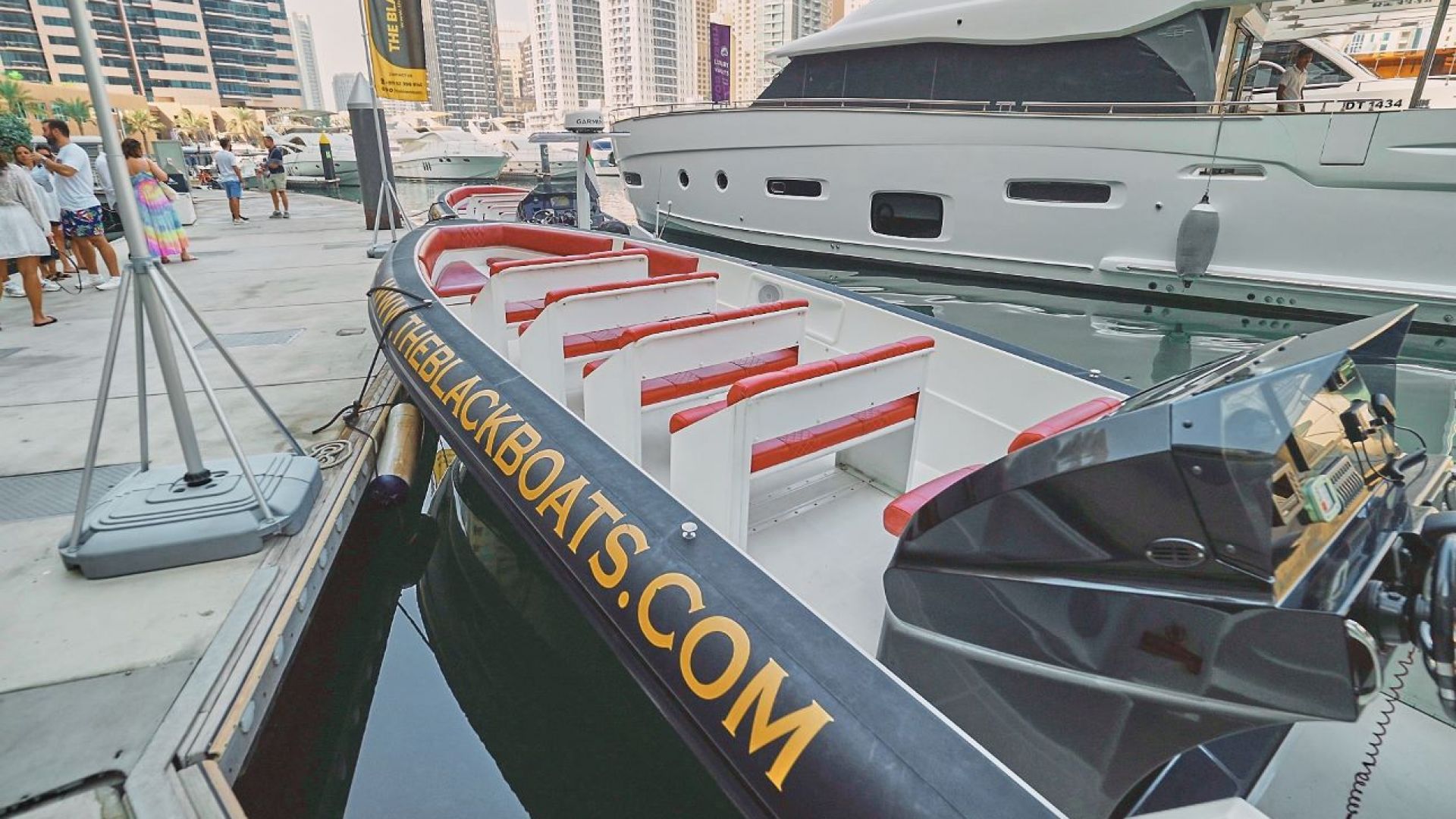 De Zwarte Boten: 60 Minuten Atlantis Tour - Geniet van een speedboottocht van 60 minuten vanuit Dubai Marina met uitzicht op Atlantis, Ain Dubai en meer, inclusief deskundige commentaar van de bemanning. De Zwarte Boten: 60 Minuten Atlantis Tour - Afbeelding 5 van 5
