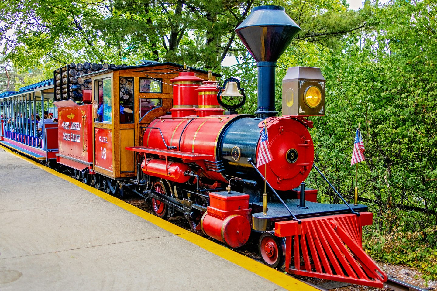 Six Flags Great America - Geniet van 17 achtbanen, live entertainment en seizoensgebonden evenementen zoals Fright Fest en Oktoberfest bij Six Flags Great America in Gurnee. Six Flags Great America - Afbeelding 3 van 5