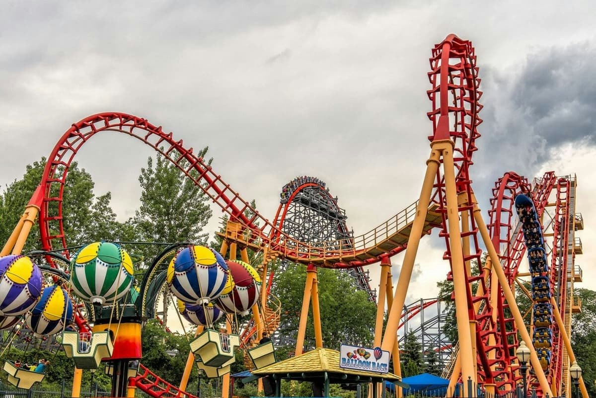 Six Flags New England - Bezoek Six Flags New England voor attracties zoals SUPERMAN™ The Ride en Wicked Cyclone plus gezinsgebieden en seizoensgebonden evenementen zoals Fright Fest en Oktoberfest. Six Flags New England - Afbeelding 1 van 5