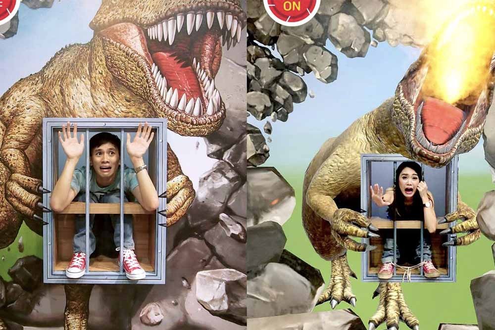 Trick Eye Museum Singapore - Let your imagination wander and run wild because of the 3D exhibits and augmented reality (AR) of the Trick-eye museum. It is inspired by the famous Optical Art Museum Korea. The Augmented reality feature brings every painting and art installations to life. In combination with AR, you will be fully immersed in different sound effects, light, and other effects to make it a realistic illustration. Trick Eye Museum Singapore - Image 1 of 5
