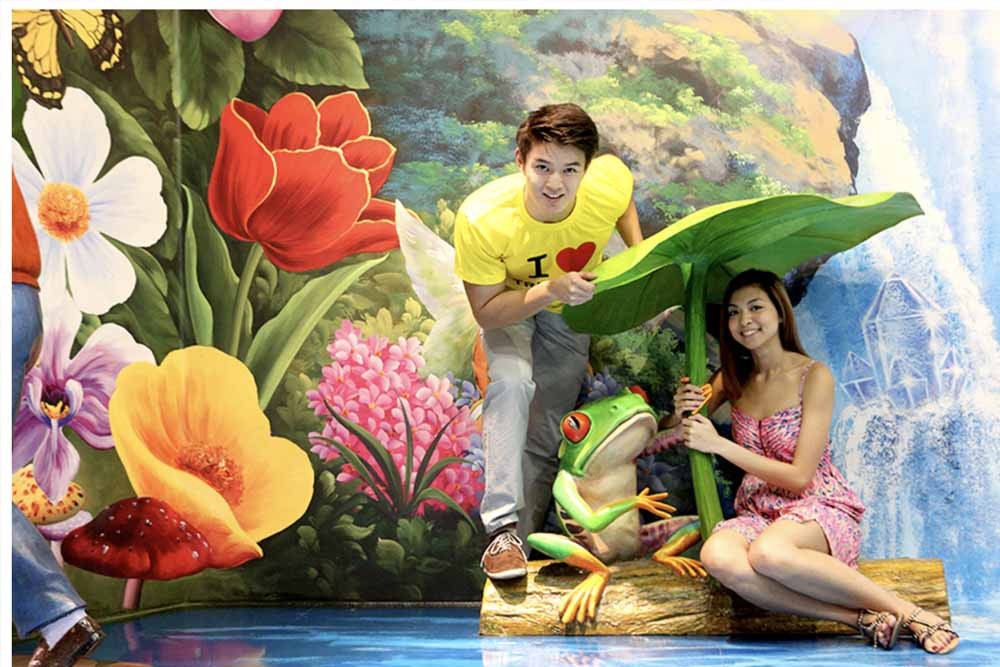 Trick Eye Museum Singapore - Let your imagination wander and run wild because of the 3D exhibits and augmented reality (AR) of the Trick-eye museum. It is inspired by the famous Optical Art Museum Korea. The Augmented reality feature brings every painting and art installations to life. In combination with AR, you will be fully immersed in different sound effects, light, and other effects to make it a realistic illustration. Trick Eye Museum Singapore - Image 2 of 5