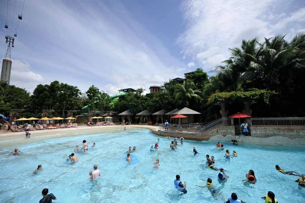 Adventure Cove Wasserpark - Der beliebte Freizeit-Wasserpark mit Wasserrutschen, Tubing, Wellenbad, Schnorcheln und vielem mehr. Die Hochgeschwindigkeits-Wasserrutschen sind aufregend und bereiten dich auf das ultimative Abenteuer vor. Wenn du dich faul fühlst, lass dich im Lazy River treiben. Du kannst auch über ein farbenfrohes Riff mit Tausenden von Fischen schnorcheln. Adventure Cove Wasserpark - Bild 3 von 5