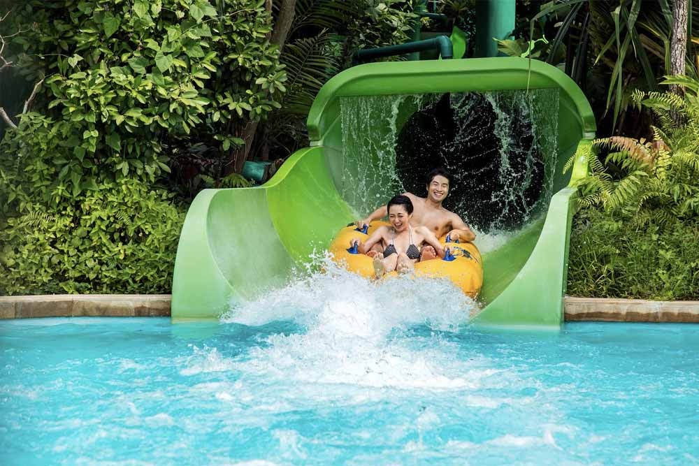 Adventure Cove Wasserpark - Der beliebte Freizeit-Wasserpark mit Wasserrutschen, Tubing, Wellenbad, Schnorcheln und vielem mehr. Die Hochgeschwindigkeits-Wasserrutschen sind aufregend und bereiten dich auf das ultimative Abenteuer vor. Wenn du dich faul fühlst, lass dich im Lazy River treiben. Du kannst auch über ein farbenfrohes Riff mit Tausenden von Fischen schnorcheln. Adventure Cove Wasserpark - Bild 4 von 5
