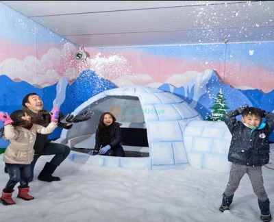 Snow City Singapore - Snow City is Singapore’s first permanent indoor snow centre. A family-centric attraction centre, Snow City receives an average patronage of some 250,000 visitors from around the world. Launched in June 2000 and revamped in 2007, the Snow City is owned and managed by Snow Venture Pte Ltd, a subsidiary of Science Centre Holdings Pte Ltd. It has a three-storey high and 60-metres long snow slope for visitors to snow tube. Snow City Singapore - Image 5 of 5