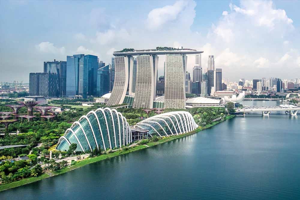 Marina Bay Sands SkyPark Aussichtsplattform - Begeben Sie sich auf die Spitze eines der ikonischsten Gebäude Singapurs – Marina Bay Sands. Erleben Sie einige der spektakulärsten Ausblicke, die die Löwenstadt von der Sands SkyPark Aussichtsplattform, die 57 Ebenen hoch ragt, zu bieten hat. Sehen Sie die beeindruckende Stadtsilhouette von oben, die architektonischen Wunder des Supertree Grove, die lebendigen Farben der Gardens by the Bay und vieles mehr. Marina Bay Sands SkyPark Aussichtsplattform - Bild 3 von 5