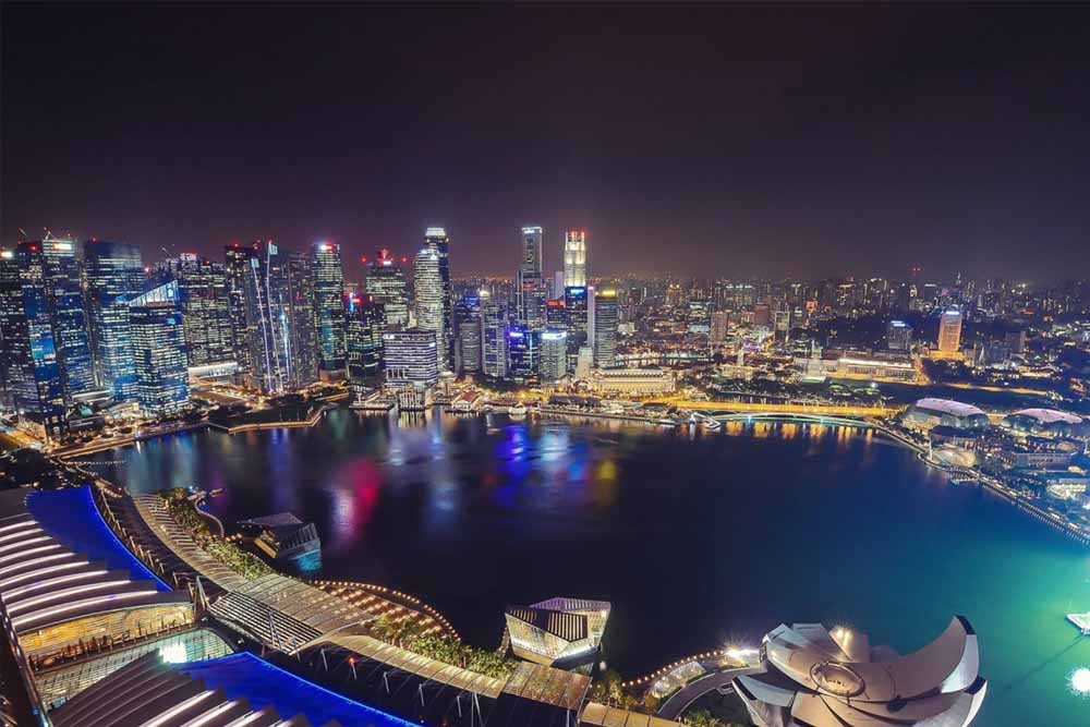 Marina Bay Sands SkyPark Aussichtsplattform - Begeben Sie sich auf die Spitze eines der ikonischsten Gebäude Singapurs – Marina Bay Sands. Erleben Sie einige der spektakulärsten Ausblicke, die die Löwenstadt von der Sands SkyPark Aussichtsplattform, die 57 Ebenen hoch ragt, zu bieten hat. Sehen Sie die beeindruckende Stadtsilhouette von oben, die architektonischen Wunder des Supertree Grove, die lebendigen Farben der Gardens by the Bay und vieles mehr. Marina Bay Sands SkyPark Aussichtsplattform - Bild 4 von 5