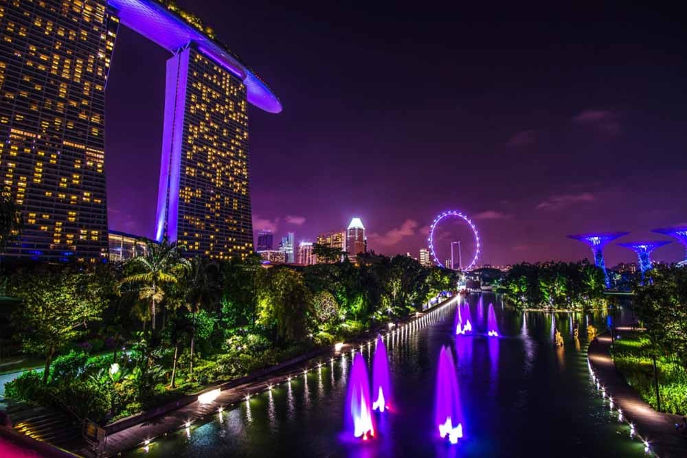 滨海湾金沙天空公园观景台 - 前往新加坡最具标志性的建筑之一——滨海湾金沙的顶部。从高达57层的金沙天空公园观景台欣赏狮城最壮观的景色。俯瞰令人印象深刻的城市风光、超级树丛、滨海湾花园的多彩景色以及更多美景。 滨海湾金沙天空公园观景台 - 图片 5 的 5