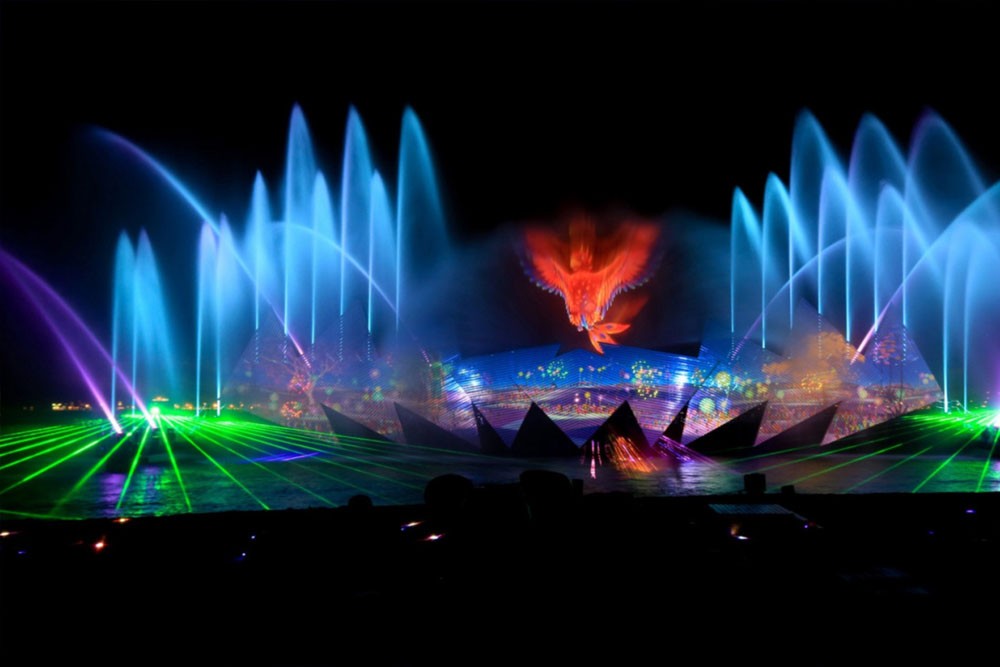 Wings of Time Feuerwerks-Symphonie-Ticket - Buchen Sie die Wings Of Time Show Singapur und lassen Sie sich von der preisgekrönten Wings of Time Show verzaubern, die vor dem abendlichen Himmel auf dem offenen Meer in Sentosa stattfindet. Das 20-minütige multisensorische Spektakel bietet Wasserfontänen, Lasershow, besondere Feuereffekte und unglaubliche Musik. Die Show präsentiert eine künstlerische Interpretation der britischen Industrierevolution, der Seidenstraße, der Maya-Pyramiden, der Unterwasserwelt und der afrikanischen Savanne. Wings of Time Feuerwerks-Symphonie-Ticket - Bild 2 von 5