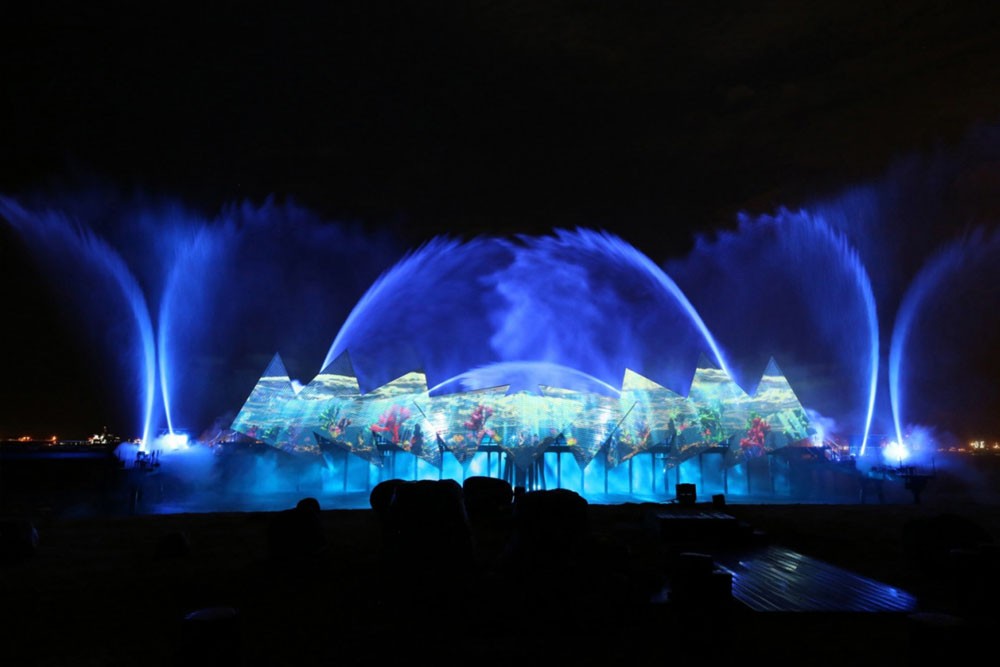 Wings of Time Feuerwerks-Symphonie-Ticket - Buchen Sie die Wings Of Time Show Singapur und lassen Sie sich von der preisgekrönten Wings of Time Show verzaubern, die vor dem abendlichen Himmel auf dem offenen Meer in Sentosa stattfindet. Das 20-minütige multisensorische Spektakel bietet Wasserfontänen, Lasershow, besondere Feuereffekte und unglaubliche Musik. Die Show präsentiert eine künstlerische Interpretation der britischen Industrierevolution, der Seidenstraße, der Maya-Pyramiden, der Unterwasserwelt und der afrikanischen Savanne. Wings of Time Feuerwerks-Symphonie-Ticket - Bild 3 von 5