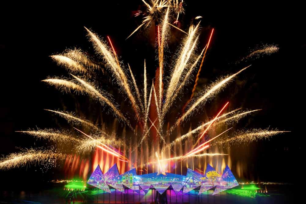 Wings of Time Feuerwerks-Symphonie-Ticket - Buchen Sie die Wings Of Time Show Singapur und lassen Sie sich von der preisgekrönten Wings of Time Show verzaubern, die vor dem abendlichen Himmel auf dem offenen Meer in Sentosa stattfindet. Das 20-minütige multisensorische Spektakel bietet Wasserfontänen, Lasershow, besondere Feuereffekte und unglaubliche Musik. Die Show präsentiert eine künstlerische Interpretation der britischen Industrierevolution, der Seidenstraße, der Maya-Pyramiden, der Unterwasserwelt und der afrikanischen Savanne. Wings of Time Feuerwerks-Symphonie-Ticket - Bild 4 von 5