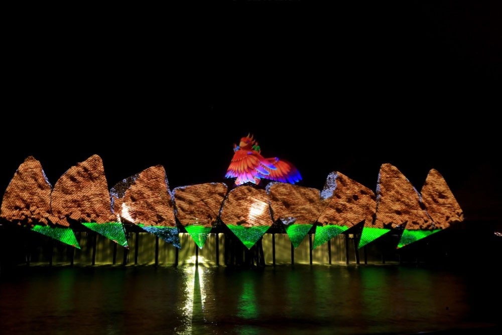Wings of Time Feuerwerks-Symphonie-Ticket - Buchen Sie die Wings Of Time Show Singapur und lassen Sie sich von der preisgekrönten Wings of Time Show verzaubern, die vor dem abendlichen Himmel auf dem offenen Meer in Sentosa stattfindet. Das 20-minütige multisensorische Spektakel bietet Wasserfontänen, Lasershow, besondere Feuereffekte und unglaubliche Musik. Die Show präsentiert eine künstlerische Interpretation der britischen Industrierevolution, der Seidenstraße, der Maya-Pyramiden, der Unterwasserwelt und der afrikanischen Savanne. Wings of Time Feuerwerks-Symphonie-Ticket - Bild 5 von 5