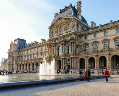 Museo del Louvre París - Una visita a París estaría incompleta sin un viaje al Louvre. El Louvre, originalmente un palacio real pero ahora el museo más famoso del mundo, es una visita obligada para cualquiera con un ligero interés en el arte. Algunas de las obras de arte más celebradas del museo incluyen la Mona Lisa y la Venus de Milo. Museo del Louvre París - Imagen 5 de 5