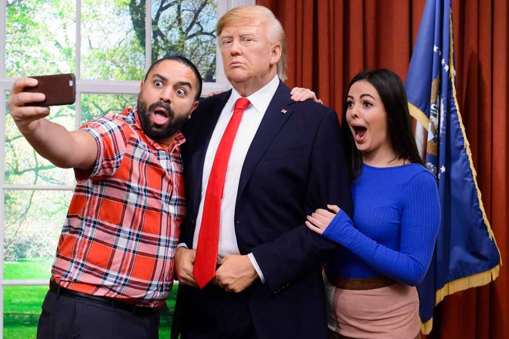 Madame Tussauds Londres - Entra en el centro de atención aceptando tu invitación exclusiva a Madame Tussauds Londres, el hogar de la diversión famosa en la capital. Únete a tus celebridades favoritas en la fiesta definitiva de la lista A, desfila en la pasarela con Cara, toma el asiento caliente junto a will.i.am en The Voice Experience, o únete a la Familia Real en el icónico balcón. Madame Tussauds Londres - Imagen 2 de 5