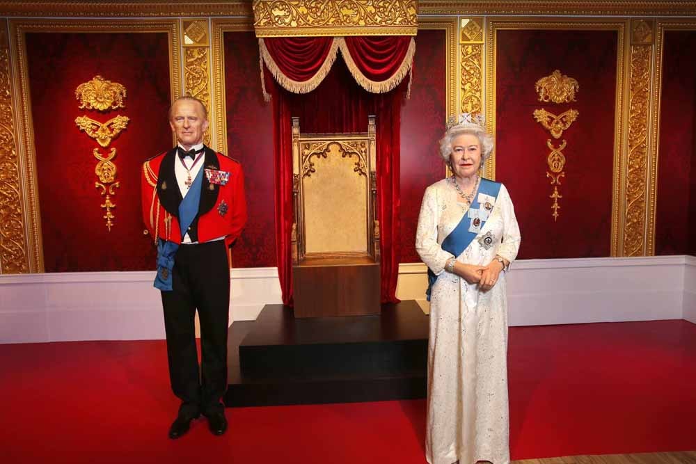 Madame Tussauds Hongkong - Madame Tussauds Hongkong ist ein Museum, das Wachsabbildungen weltbekannter Persönlichkeiten ausstellt. Die Gründerin, Madame Tussaud (1761-1850), war eine herausragende Künstlerin in Frankreich, die weltweit für ihre Wachsprodukte bekannt ist. Der Hauptsitz des Museums befindet sich in London. Madame Tussauds Hongkong, gelegen im zweiten Stock des Peak Tower auf dem Victoria Peak, wurde im Jahr 2000 für die Öffentlichkeit geöffnet. Madame Tussauds Hongkong - Bild 4 von 5