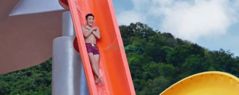 香港海洋公园水上世界 - 潜入水上世界,香港海洋公园终极水上主题景点,体验水上冒险与乐趣。准备好在这个充满刺激水滑梯、海浪池和激动人心水上游乐设施的水之绿洲尽情嬉戏,创造难忘回忆。 香港海洋公园水上世界 - 图片 4 的 5