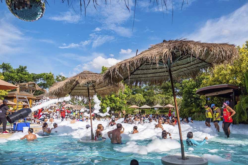 Ramayana Wasserpark - Der Ramayana Wasserpark ist der größte Wasserpark in Thailand und erstreckt sich über eine beeindruckende Fläche von 184.000 Quadratmetern. Seit seiner Eröffnung am 5. Mai 2016 hat er sowohl bei Einheimischen als auch bei Touristen immense Beliebtheit erlangt. Ramayana Wasserpark - Bild 1 von 5
