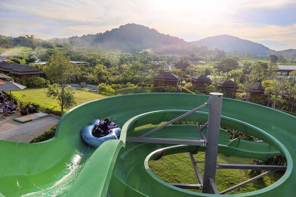 Ramayana Wasserpark - Der Ramayana Wasserpark ist der größte Wasserpark in Thailand und erstreckt sich über eine beeindruckende Fläche von 184.000 Quadratmetern. Seit seiner Eröffnung am 5. Mai 2016 hat er sowohl bei Einheimischen als auch bei Touristen immense Beliebtheit erlangt. Ramayana Wasserpark - Bild 2 von 5