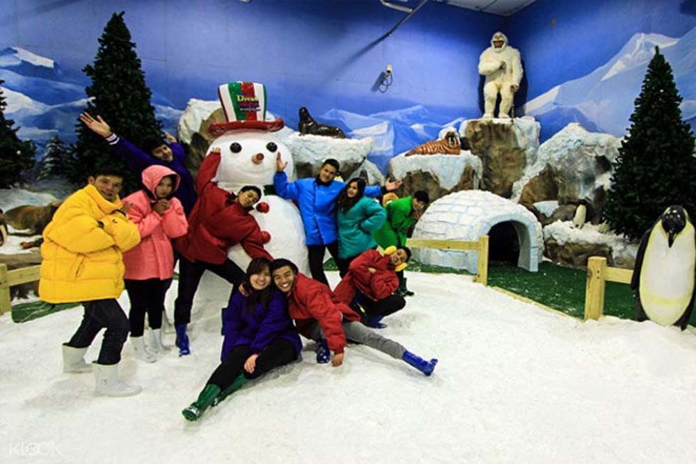 Dream World Bangkok - Erleben Sie einen Themenpark voller Abenteuer, Shows, exotischer Tiere und mehr mit einem 1-Tages-Eintrittsticket für Dream World. Toben Sie im Schnee und machen Sie eine Fahrt die Wildwasser-Rutsche hinunter. Erleben Sie klassische Jahrmarkt-Attraktionen, darunter Autoscooter, und probieren Sie neue Verlockungen wie die nervenaufreibende Sky Coaster Achterbahn. Dream World Bangkok - Bild 3 von 5