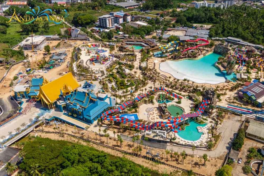 Billet pour le parc aquatique Andamanda Phuket - Thaïlande - Andamanda est la plus grande destination de loisirs et de divertissement à Phuket. Andamanda célèbre les trésors naturels de la Thaïlande et les récits d'aventure inspirés de la côte d'Andaman. Le design thaïlandais se retrouve dans toutes les zones, y compris l'espace commercial, les restaurants, les cafés et les salles d'événements. Andamanda est une destination impressionnante offrant aux sens et à l'esprit une expérience inoubliable de joie et de détente, pour les visiteurs de tous âges. Billet pour le parc aquatique Andamanda Phuket - Thaïlande - Image 2 sur 5