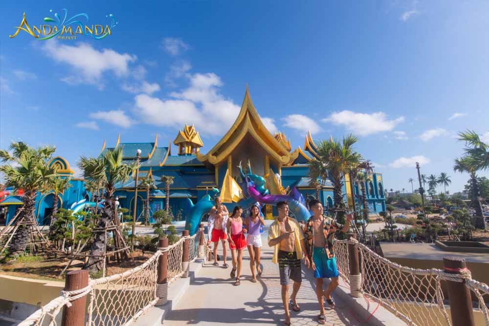 Billet pour le parc aquatique Andamanda Phuket - Thaïlande - Andamanda est la plus grande destination de loisirs et de divertissement à Phuket. Andamanda célèbre les trésors naturels de la Thaïlande et les récits d'aventure inspirés de la côte d'Andaman. Le design thaïlandais se retrouve dans toutes les zones, y compris l'espace commercial, les restaurants, les cafés et les salles d'événements. Andamanda est une destination impressionnante offrant aux sens et à l'esprit une expérience inoubliable de joie et de détente, pour les visiteurs de tous âges. Billet pour le parc aquatique Andamanda Phuket - Thaïlande - Image 5 sur 5
