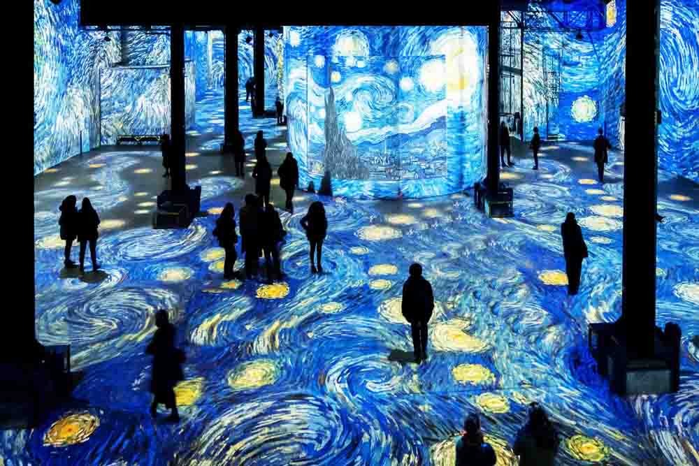 Infinity des Lumieres Dubai - Infinity des Lumières è un'esperienza culturale inclusiva, immersiva e unica nel suo genere che utilizza tecnologia digitale all'avanguardia per trasformare il modo in cui percepiamo, comprendiamo e sentiamo l'arte. Cambiando il modo tradizionale di presentare, vedere e godere l'arte, questo incredibile spazio e le mostre ispiratrici parlano universalmente a diversi pubblici di tutte le età e background culturali, promuovendo un approccio visionario, aperto e democratico al concetto di spazio artistico. Infinity des Lumieres Dubai - Immagine 3 di 5