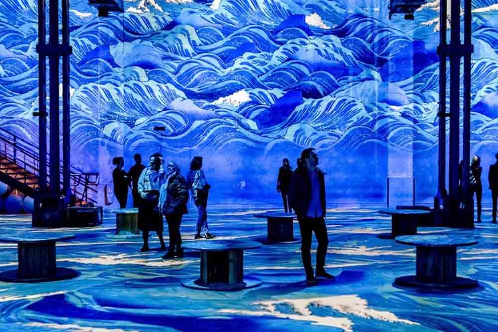 Infinity des Lumieres Dubai - Infinity des Lumières è un'esperienza culturale inclusiva, immersiva e unica nel suo genere che utilizza tecnologia digitale all'avanguardia per trasformare il modo in cui percepiamo, comprendiamo e sentiamo l'arte. Cambiando il modo tradizionale di presentare, vedere e godere l'arte, questo incredibile spazio e le mostre ispiratrici parlano universalmente a diversi pubblici di tutte le età e background culturali, promuovendo un approccio visionario, aperto e democratico al concetto di spazio artistico. Infinity des Lumieres Dubai - Immagine 4 di 5