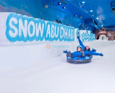 阿布扎比雪乐票 - 在阿布扎比雪乐体验沙漠中心的冬日魔法。探索充满雪景的景点、滑雪坡道及适合所有年龄段的迷人体验。立即预订门票,拥抱寒冷。 阿布扎比雪乐票 - 图片 2 的 5