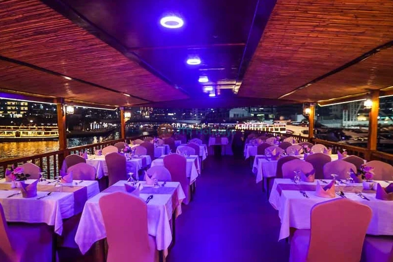 Dubai Combo Offer - Dubai Marina Dinner Cruise - Evening Desert Safari - JTR Holidays - Image 6 of 8