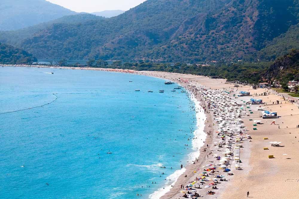 Forfait Vacances Escapade Urbaine à Fethiye - Meilleures Offres et Promotions en Turquie - JTR Holidays - Le forfait Escapade Urbaine à Fathiye vous aide à explorer Fathiye lors d'une visite rapide. Ce forfait vacances de trois jours inclut le transfert aller-retour depuis l'aéroport, le séjour à l'hôtel avec petit-déjeuner quotidien et vous donne une liberté totale pour explorer Fethiye, une ville portuaire et un district sur la Côte Turquoise dans le sud-ouest de la Turquie. Elle est connue pour son port naturel, ses eaux bleues et ses nombreux tombeaux rupestres, dont le tombeau d'Amyntas datant du 4e siècle av. J.-C., taillé dans une falaise surplombant la ville. Forfait Vacances Escapade Urbaine à Fethiye - Meilleures Offres et Promotions en Turquie - JTR Holidays - Image 3 sur 5