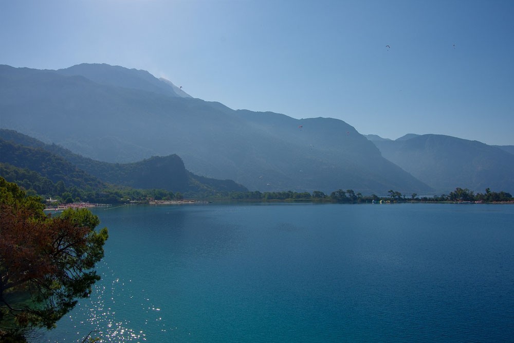 Forfait Vacances Escapade Urbaine à Fethiye - Meilleures Offres et Promotions en Turquie - JTR Holidays - Le forfait Escapade Urbaine à Fathiye vous aide à explorer Fathiye lors d'une visite rapide. Ce forfait vacances de trois jours inclut le transfert aller-retour depuis l'aéroport, le séjour à l'hôtel avec petit-déjeuner quotidien et vous donne une liberté totale pour explorer Fethiye, une ville portuaire et un district sur la Côte Turquoise dans le sud-ouest de la Turquie. Elle est connue pour son port naturel, ses eaux bleues et ses nombreux tombeaux rupestres, dont le tombeau d'Amyntas datant du 4e siècle av. J.-C., taillé dans une falaise surplombant la ville. Forfait Vacances Escapade Urbaine à Fethiye - Meilleures Offres et Promotions en Turquie - JTR Holidays - Image 4 sur 5