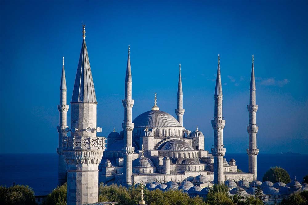 Istanbul Kappadokien und Kuşadası Urlaubspaket - Türkei Urlaubsangebote - JTR Holidays - Das Istanbul Kappadokien & Kuşadası Urlaubspaket ist eine der geeignetsten Optionen, um die Türkei in sechs Nächten und sieben Tagen zu erkunden. Ein Paket, welches den Hotelaufenthalt, tägliches Frühstück und Transfers innerhalb von Istanbul, Kappadokien und Kuşadası abdeckt. Das sechstägige Türkei-Paket beinhaltet Hin- und Rückfahrten vom Flughafen mit privatem Auto, Unterkunft in 4-Sterne-Hotels mit täglichem Frühstück, vier Mittagessen und drei Abendessen während der Reise. Istanbul Kappadokien und Kuşadası Urlaubspaket - Türkei Urlaubsangebote - JTR Holidays - Bild 1 von 5