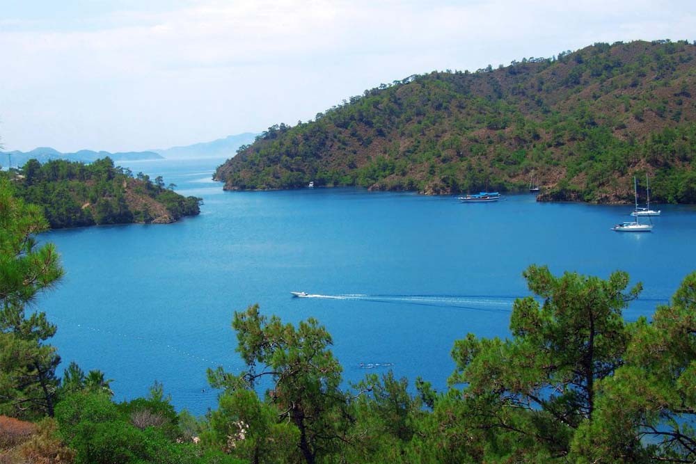 Escapada Urbana a Marmaris - Paquetes Vacacionales en Turquía - Mejores Ofertas y Descuentos - JTR Holidays - El paquete Escapada Urbana a Marmaris te ayuda a explorar Marmaris. Marmaris es una ciudad resort mediterránea a lo largo de la Riviera Turca (también conocida como la Costa Turquesa) con una playa de guijarros concurrida y un largo paseo marítimo. Es conocida por su animada vida nocturna en Bar Street, que alberga clubes al aire libre y locales de música. Marmaris se encuentra en un valle entre montañas boscosas de pinos y aguas cristalinas, que son destinos populares para la vela y el buceo. Escapada Urbana a Marmaris - Paquetes Vacacionales en Turquía - Mejores Ofertas y Descuentos - JTR Holidays - Imagen 1 de 5