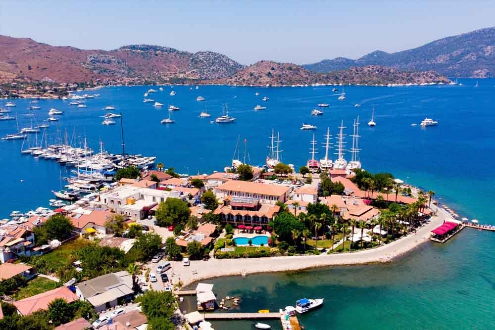 Marmaris Städtetrip - Türkei Urlaubspakete - Beste Angebote und Offerten - JTR Holidays - Das Marmaris Städtetrip-Paket hilft Ihnen Marmaris zu erkunden. Marmaris ist ein mediterraner Kurort an der Türkischen Riviera (auch bekannt als die Türkisküste) mit einem geschäftigen kieseligen Strand und einer langen Uferpromenade. Es ist bekannt für sein lebhaftes Nachtleben in der Barstraße, die Open-Air-Clubs und Musikveranstaltungsorte beherbergt. Marmaris liegt in einem Tal zwischen mit Kiefern bewaldeten Bergen und klarem Wasser, das beliebte Segel- und Tauchziele sind. Marmaris Städtetrip - Türkei Urlaubspakete - Beste Angebote und Offerten - JTR Holidays - Bild 3 von 5