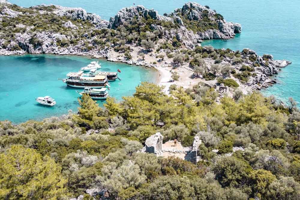 Marmaris Städtetrip - Türkei Urlaubspakete - Beste Angebote und Offerten - JTR Holidays - Das Marmaris Städtetrip-Paket hilft Ihnen Marmaris zu erkunden. Marmaris ist ein mediterraner Kurort an der Türkischen Riviera (auch bekannt als die Türkisküste) mit einem geschäftigen kieseligen Strand und einer langen Uferpromenade. Es ist bekannt für sein lebhaftes Nachtleben in der Barstraße, die Open-Air-Clubs und Musikveranstaltungsorte beherbergt. Marmaris liegt in einem Tal zwischen mit Kiefern bewaldeten Bergen und klarem Wasser, das beliebte Segel- und Tauchziele sind. Marmaris Städtetrip - Türkei Urlaubspakete - Beste Angebote und Offerten - JTR Holidays - Bild 4 von 5