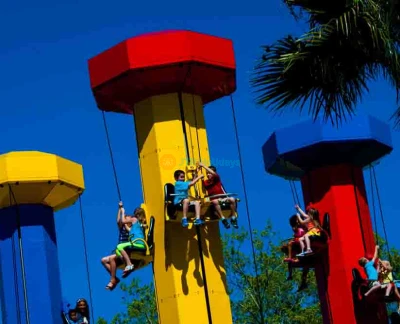 Леголенд Тема Парк - Legoland® Дубай и Legoland водный парк – это интерактивные развлечения, позволяющие семьям участвовать в приключениях на тему Лего через интерактивные аттракционы, водные горки, модели и мастер-классы по строительству. Леголенд Тема Парк - Изображение 2 из 5