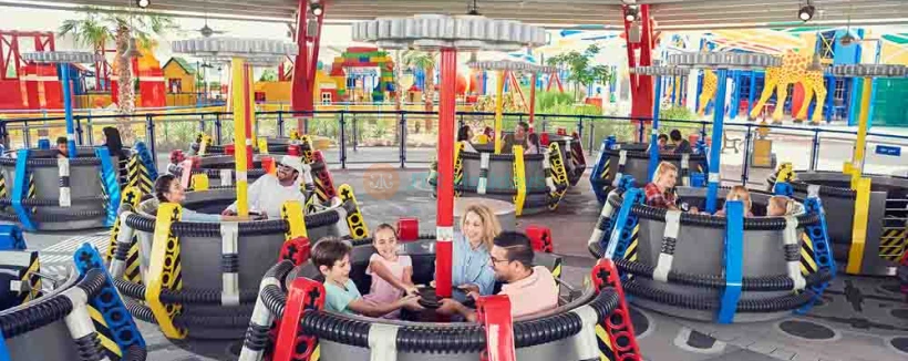 Леголенд Тема Парк - Legoland® Дубай и Legoland водный парк – это интерактивные развлечения, позволяющие семьям участвовать в приключениях на тему Лего через интерактивные аттракционы, водные горки, модели и мастер-классы по строительству. Леголенд Тема Парк - Изображение 3 из 5